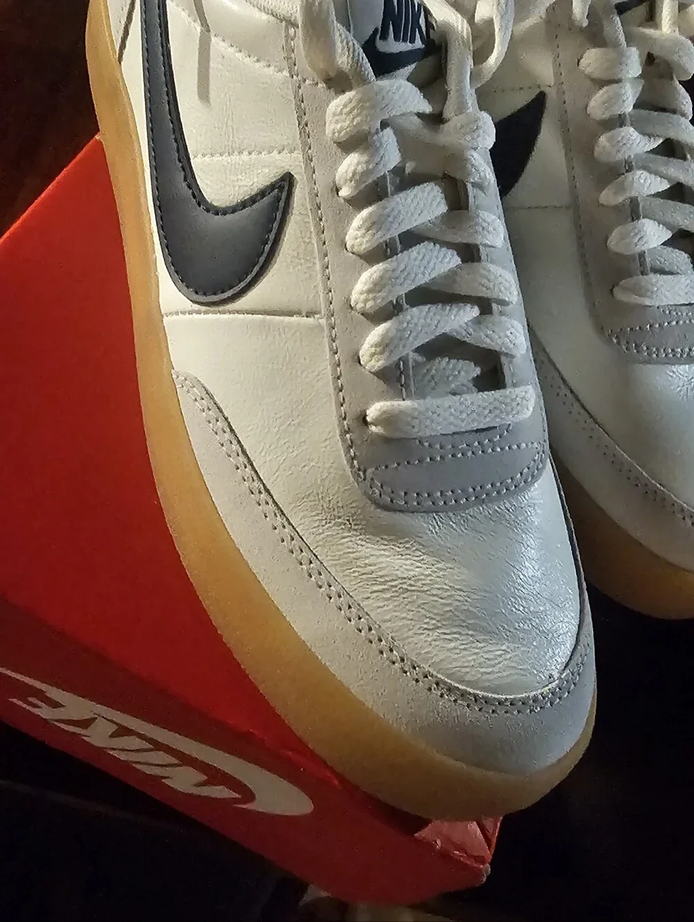 Nike 7.5 Men’s White Sneakers with Black Swoosh